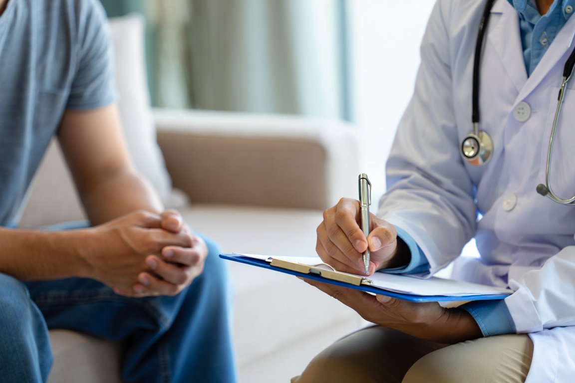 Пациент и врач сидят на диване и общаются